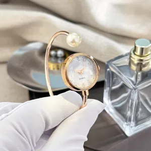 Elegante Perlen Armreif Uhr für Damen, Roségold Quarzuhr mit funkelnden Strasssteinen.