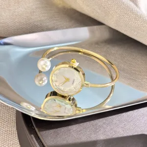 Goldener Armreif Quarzuhr mit doppelten Perlenenden und facettiertem Kristallzifferblatt