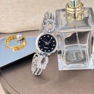 Elegante Damen Strass Quarz Uhr mit Sternenhimmel Zifferblatt und funkelndem Armband.