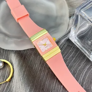 Schicke minimalistische rechteckige Quarzuhr mit rosa Silikonarmband und goldener Lünette.