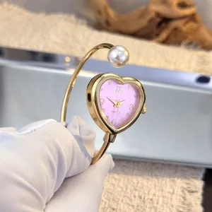 Herzförmige rosa Zifferblatt Perlen Armreif Quarzuhr, elegante Damen Modeschmuck Armbanduhr.