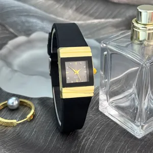 Detailansicht rechteckige Luxus-Vintage-Quarzuhr mit schwarzem Silikonarmband und goldener Lünette.