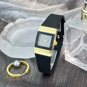 Nahaufnahme der quadratischen Quarzuhr mit schwarzem Silikonarmband und goldenem Metalldekor.