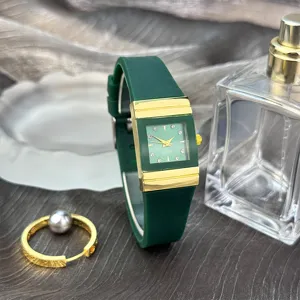 Detailansicht der grünen rechteckigen Quarzuhr mit Silikonarmband und goldenen Akzenten.