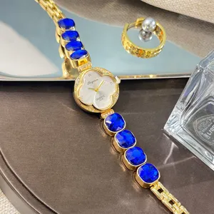 Elegante reloj de pulsera para mujer de cuarzo con cristales azules y esfera de trébol.