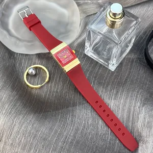 Rote Silikonarmband rechteckige Quarzuhr mit goldfarbenem Gehäuse und minimalistischem Zifferblatt.