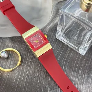 Rote quadratische Quarzuhr mit Silikonarmband, goldenem Gehäuse und Kristallen für Damen.