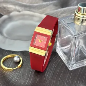 Nahaufnahme der luxuriösen roten quadratischen Quarzuhr mit goldenen Akzenten und Armband.