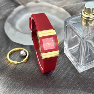 Rote rechteckige Silikon Quarz Armbanduhr mit goldenem Gehaeuse vintage Damen Uhr.