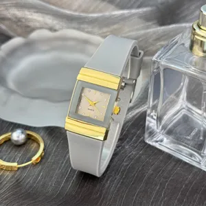 Elegante quadratische Quarzuhr mit grauem Silikonarmband und schicken goldenen Akzenten.