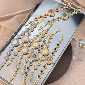 Elegante Damenuhr mit Quarzwerk, Strassblumen-Zifferblatt und bunten Schmucksteinen verziert.