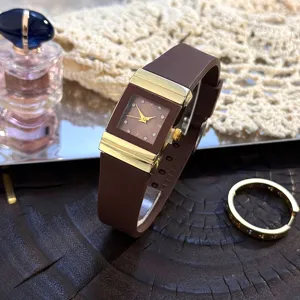 Schicke eckige Quarzuhr mit braunem Silikonarmband und Zifferblatt mit Strass im Retro-Stil.