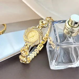 Exquisite goldene Strass Sonnenblume Armbanduhr Detailansicht, elegante Damen Luxus Quarz Uhr.
