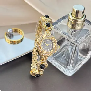 Nahaufnahme des goldenen Strass-Quarzuhr-Zifferblatts, elegantes Armband-Design mit schwarzen Perlen.