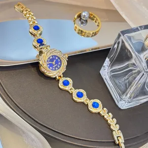 Goldene Quarzuhr Armbanduhr mit blauen Steinakzenten, elegante Damenuhr mit Diamantlünette.