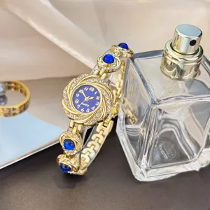 Goldene Damenuhr Quarz mit blauen Steinen Luxus Sonnenblumen Armbanduhr Detailansicht.