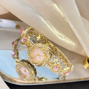 Goldene Luxus Damen Quarzuhr Detail, funkelndes rosa Strass Sonnenblumen Armband Design.