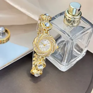 Goldener Strass-Quarz-Damenarmbanduhr, elegantes Blumen-Armband-Design im Luxus-Look.