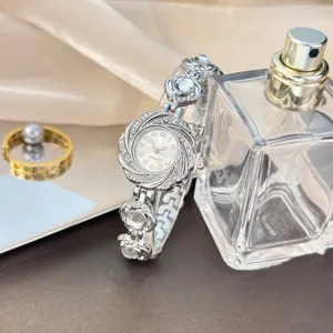 Silberne Strass Quarzuhr Detailansicht, elegantes Blumenarmband Design für Damen.