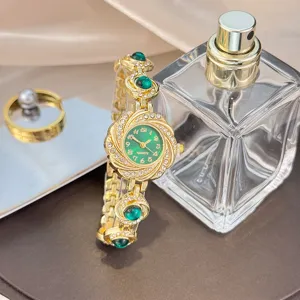 Luxus goldene Damen Quarzuhr Armbanduhr mit grünem Zifferblatt und glänzenden Strasssteinen.