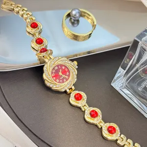 Goldene Sonnenblumen-Quarzuhr für Damen, elegante rote Zifferblatt-Armbanduhr mit funkelnden Strasssteinen.