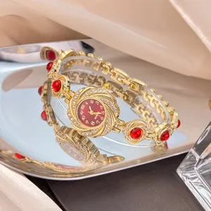 Goldfarbene Damen-Armbanduhr mit Strass und roten Steinen, elegante Quarz-Armbanduhr.