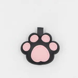Detailansicht des schwarz-rosa Katzenpfoten-Anhängers aus Kunstleder mit feinen Nähten.