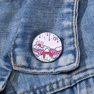 Detailaufnahme einer süßen runden Anstecknadel mit Fuji-Berg und Sonnenuntergang auf Denim.