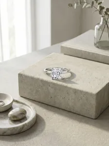 Anello in moissanite taglio Asscher 6mm in argento S925, dettaglio anello lusso.