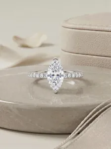 Detail van markies geslepen moissanite ring, close-up van fonkelende edelsteen.