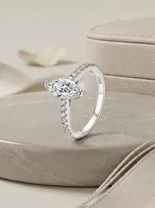 Gedetailleerde close-up van de S925 zilveren 1 karaat marquise moissanite ring schitterend.