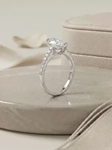 Gedetailleerd overzicht van een zilveren ring met marquise steen en schitterend pavé.