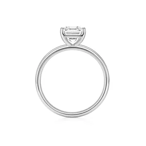 Vista dettagliata dell'anello in argento moissanite asscher 6mm, design elegante e minimalista.