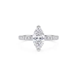 Close-up detail van zilveren ring met marquise geslepen steen en schitterende stenen.