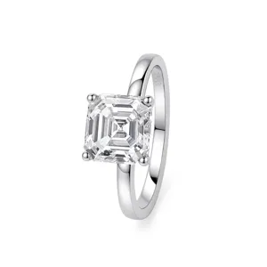 Dettaglio anello con moissanite taglio Asscher, gioiello minimalista in argento S925