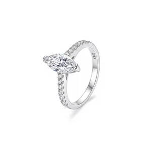 Gedetailleerd uitzicht van de marquise moissaniet ring met sprankelende facetten en S925 band.