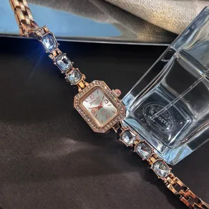 Nahaufnahme der exquisiten Strass-rechteckigen Quarzuhr mit funkelnden Edelstein-Armbandgliedern.