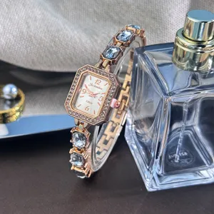 Exquisite Strass-Quartzuhr mit quadratischem Zifferblatt und farbigen Edelsteinen für Damen.