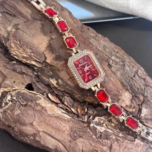 Detailaufnahme der eleganten rechteckigen Strass Quarz Damenuhr mit rotem Edelstein Armband.