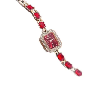 Exquisite Damen Quarzarmbanduhr mit rotem Edelstein Armband und funkelnder Strass Lünette.