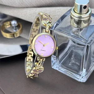 Elegante Damenuhr mit Quarzwerk, rosafarbenem Zifferblatt, goldenem Armband mit Strass.