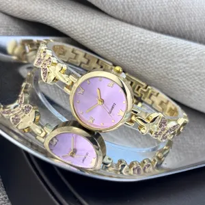 Goldene Damen Quarzuhr mit rosa Zifferblatt Strass Schmetterling Armband Detailansicht.