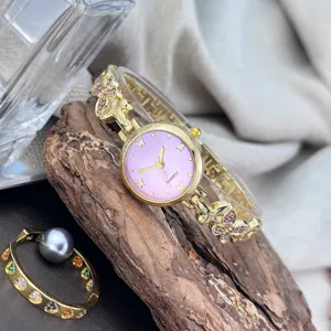 Elegante Damen Quarzuhr mit lila Zifferblatt Schmetterling Armband gold Armband Details