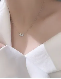 Detailansicht einer zierlichen S925 Silberkette mit einem funkelnden Moissanit-Anhänger
