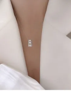 Nahaufnahme einer S925 Sterlingsilber Kette mit drei Moissanit-Steinen an einem Modell