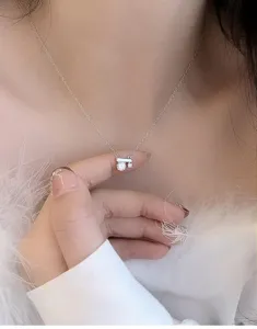 Detail einer zierlichen S925 Silberkette mit funkelndem D-Farbe Moissanit Anhänger