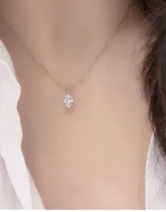 Elegante Halskette aus S925 Sterlingsilber mit funkelndem ovalem Moissanit-Anhänger