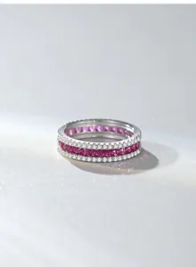 Primo piano dettagliato dell'anello in argento sterling con pietra rossa e pavé lucido.
