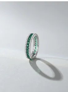 Anello eternity sandwich in argento S925 taglio principessa con diamanti verdi e bianchi