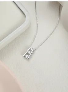 Detailaufnahme einer Sterlingsilber-Halskette mit drei runden Moissanit-Steinen
